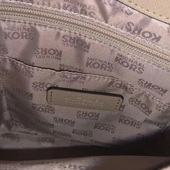 MICHAEL KORS JET SET MULTIFUNCTION POCKET TOTE - Picture 3 of 9